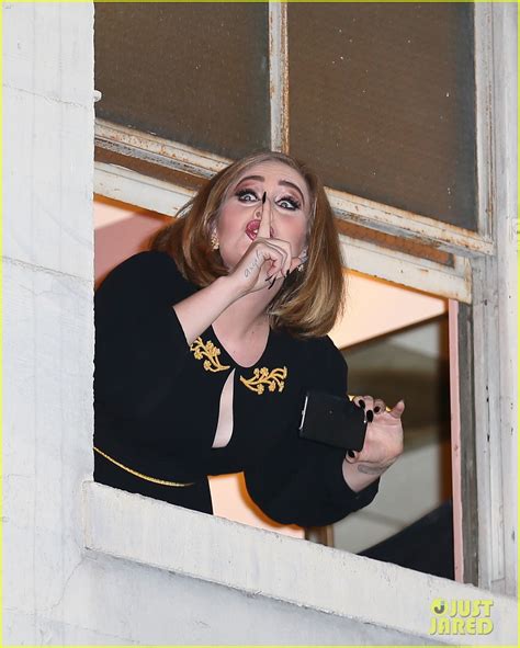 Photo Adele Pops Out Of Her Window At Wiltern Show 23 Photo 3576701