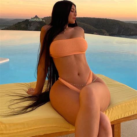 Kylie Jenner Flaunts Her Figure In Tiny Bikini During Mexico Getaway