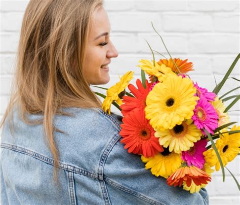 Do 1800 flowers come in a box? Flowers & Gifts Delivery | Canadian Florist | 1800Flowers.ca