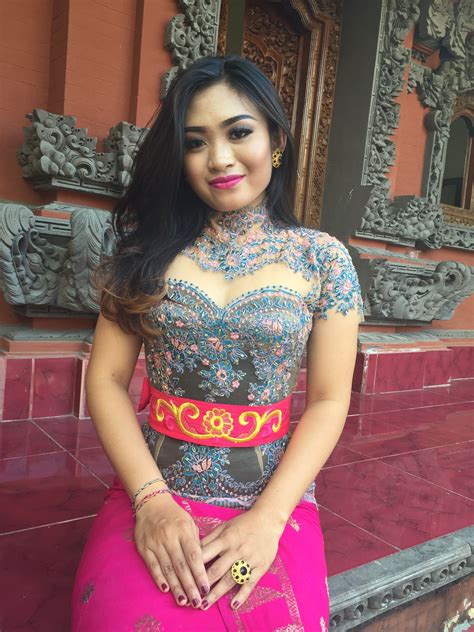 Model atasan brokat saat ini juga mulai dimodifikasi sehingga bisa … #kebayamodern #kebaya #makeup | Putri, Kebaya