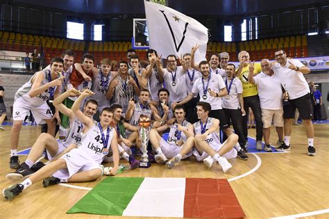 He is a point guard, particularly skilled in defence. Unipol Banca Virtus Bologna Campione d'Italia Under 18 Eccellenza 2017