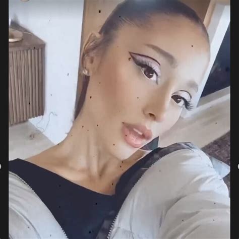 Ariana Grande Looks Nearly Unrecognizable Without Her Signature Winged Eyeliner—fans Are