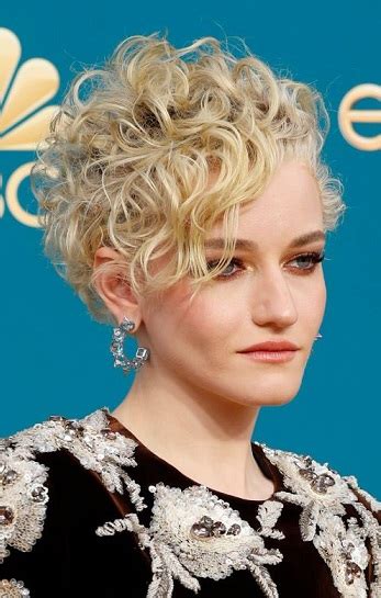 Julia Garner S Short Curly Hairstyle 2022 74th Annual Primetime Emmy