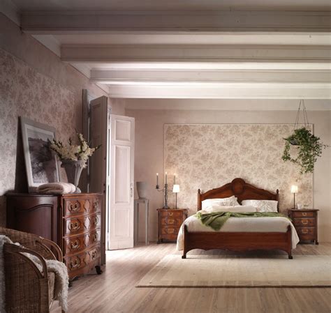 Prezzi accessibili e standard qualitativi elevati. Camera da letto classica in legno massello finitura noce ...