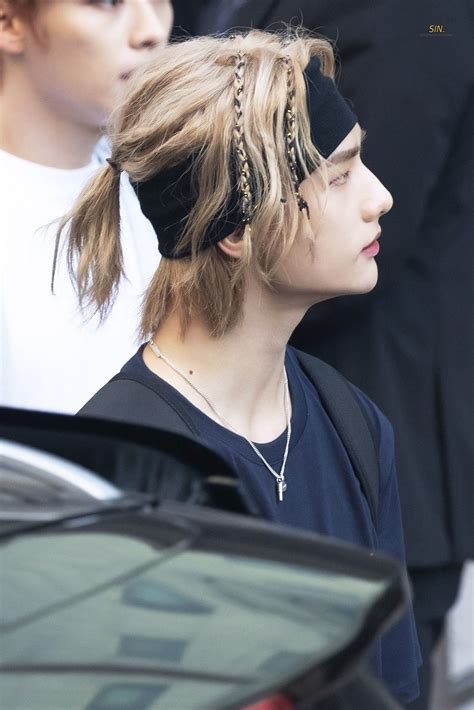 Even when all of hyunjin's hair is slicked down, it looks just as striking. Pin on Straykids