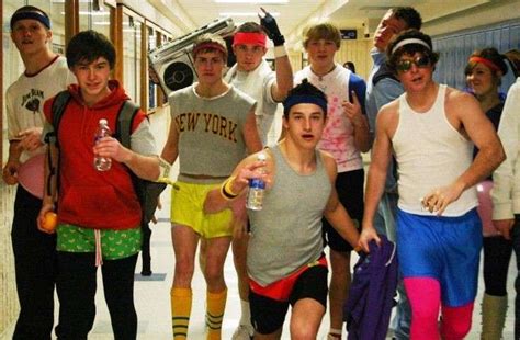 Per una festa in maschera disco scopri la nostra selezione di travestimenti uomo / donna in stile anni 70 et anni 80, tutti a prezzi convenienti e ad effetto garantito! Abbigliamento uomo anni 80 (Foto) | QNM