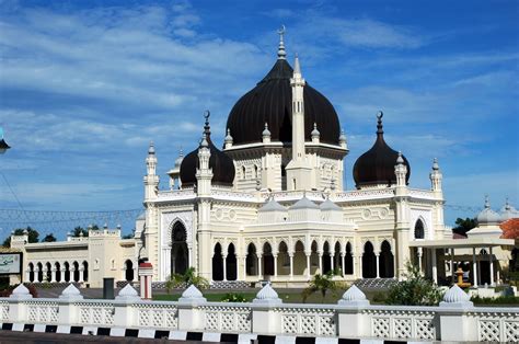 Ia juga dikenali sebagai masjid raja kerana ia merupakan masjid diraja dan terletak di perkarangan istana pelamin. Si Musafir ilAllah: Petua Lelaki Mudah Ke Masjid