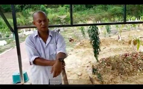Diantara hal yang tidak ada. VIDEO Wanita Merayu Nak Ziarah Kubur Arwah Abam Lewat ...