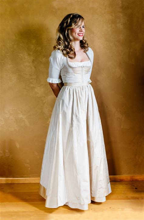 Hochzeitskleid champagner günstig online zu bestellen, ist nicht ganz unkompliziert. Brautdirndl in zartem Champagner | Braut dirndl ...