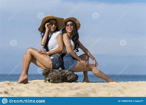 Aziatische Sexy Vrouwen Die Op Het Strand Reis Zitten Van De Zomervakantie R Stock Foto