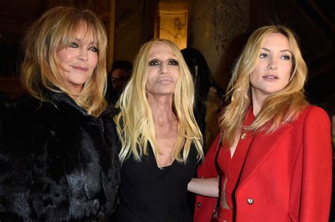 Kate Hudson And Goldie Hawn Front Row For Versace At Paris Fashion Week