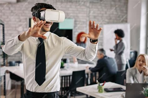 Verspielter Geschäftsmann Mit Virtual Reality Headset Und Spaß Im Büro Es Gibt Menschen Im