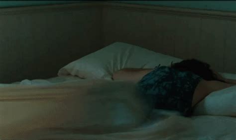 Kristen Stewart Shows Her Bare Ass