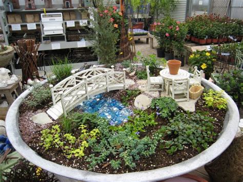 Mini gardens have been growing in popularity among gardening enthusiasts who do not have the space or the means to have a full sized garden. Awesome Miniature Japanese Gardens That Will Amaze You