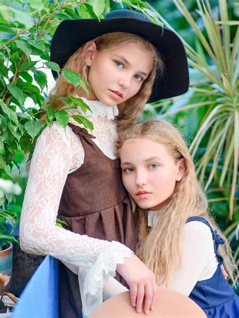 portret van twee meisjes van meisjes op de zomer stock afbeelding image of gelukkig liefde