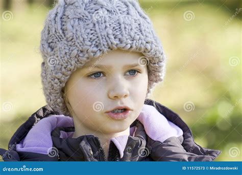 Retrato De Uma Menina Pequena Imagem De Stock Imagem De Cara