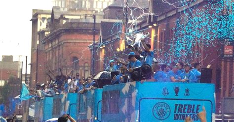 Les joueurs et les fans de Manchester City célèbrent les triplés en grand Haaland fait une