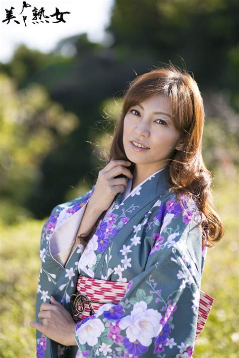 see and save as gorgeous japanese milf ryo hitomi strips off her kimono porn pict
