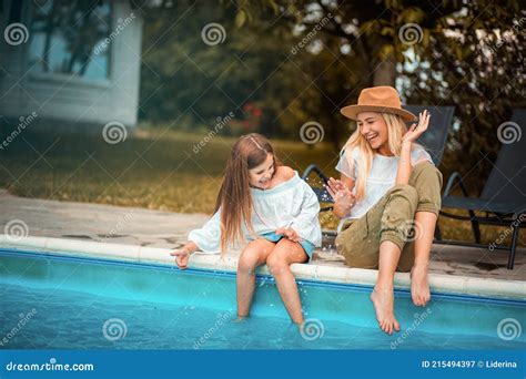 Moeder En Dochter Hebben Plezier In Het Zwembad Stock Afbeelding