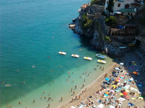 Se la celebrazione sarà sulla spiaggia. Ami il mare? Non perdere queste spiagge libere di Napoli e ...