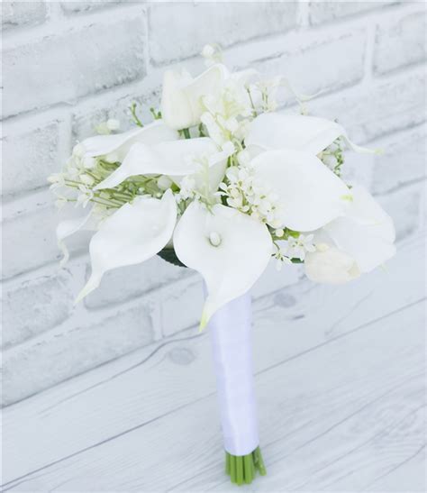 Divine trumpet shape coupled with beautiful color tones make make everlasting flower arrangements, table decorations, wall accents, bouquets, and wedding centerpieces with our lifelike faux lily blossoms. Natural Touch Silk Calla Lily Wedding Bouquet