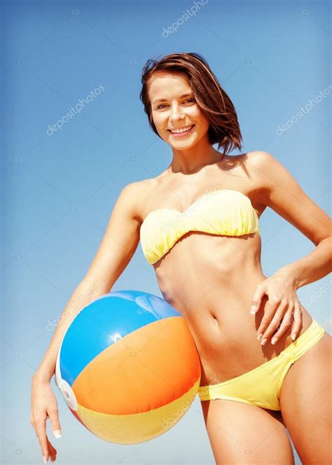 Menina De Biquíni Com Bola Na Praia Fotos Imagens De © Sydaproductions 45106579