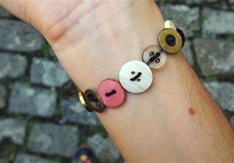 How To Make Jewelry Crafts Using Buttons