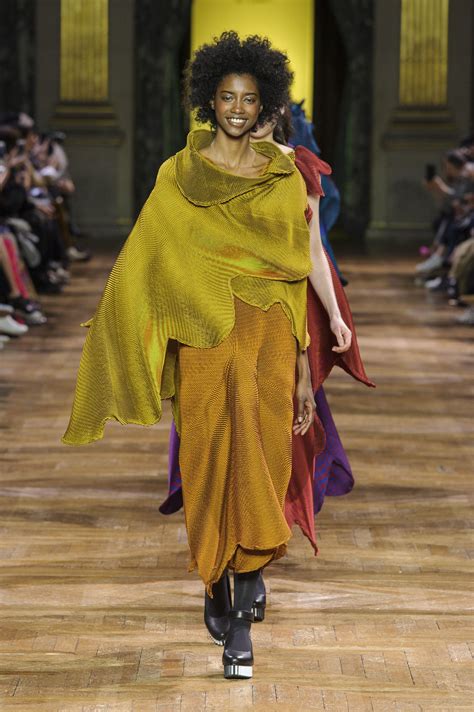 Founded on designer satoshi kondo's concept of a piece of cloth, exploring the relationship between the body. Issey Miyake Fall 2017 Fashion Show | Mode, Vetements et ...