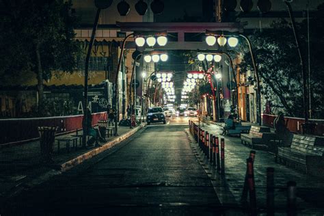 City Street With Highway And Sidewalk At Night · Free Stock Photo