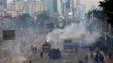 Police Fire Tear Gas As Indonesians Rally Against New Laws Foto En