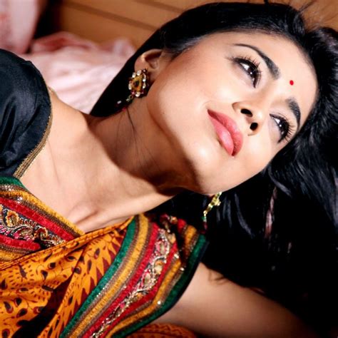 bollywood actress hd wallpapers hot shriya saran in drishyam hd 1024x1024 wallpaper