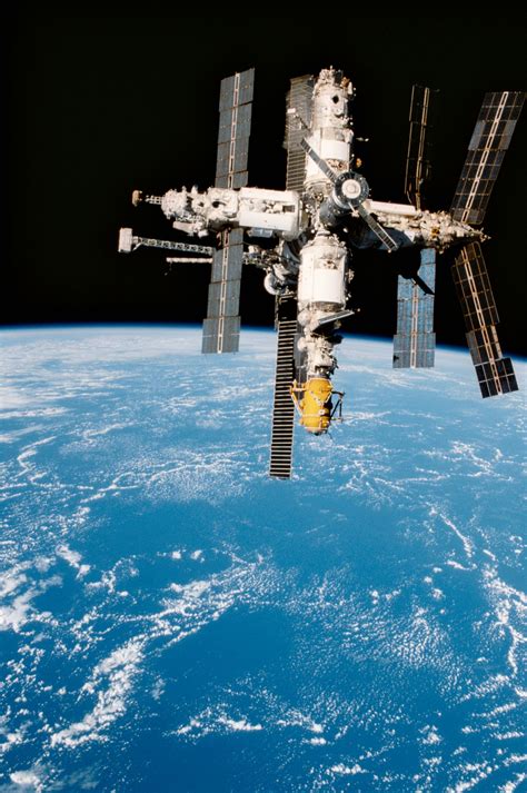 The Mir Space Station Seen From Endeavours Crew During Sts 89 1536 X 1666 Space Station