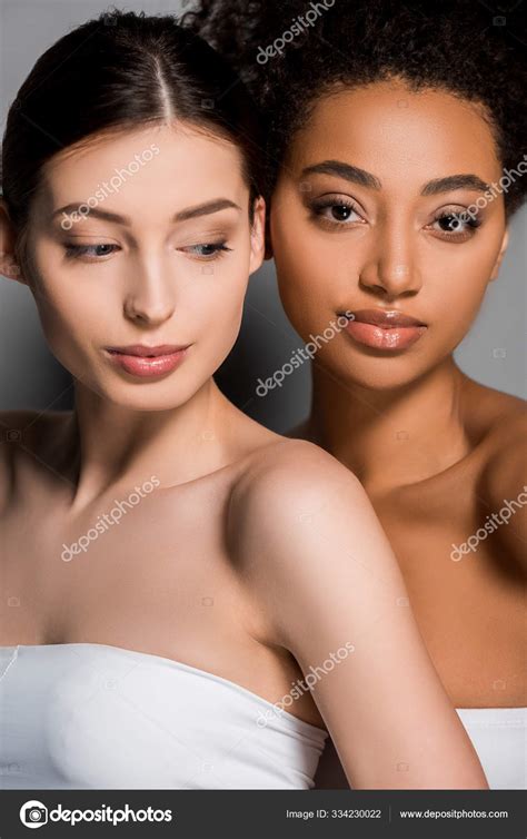 portrait belles jeunes femmes multiculturelles sur gris image libre de droit par igorvetushko