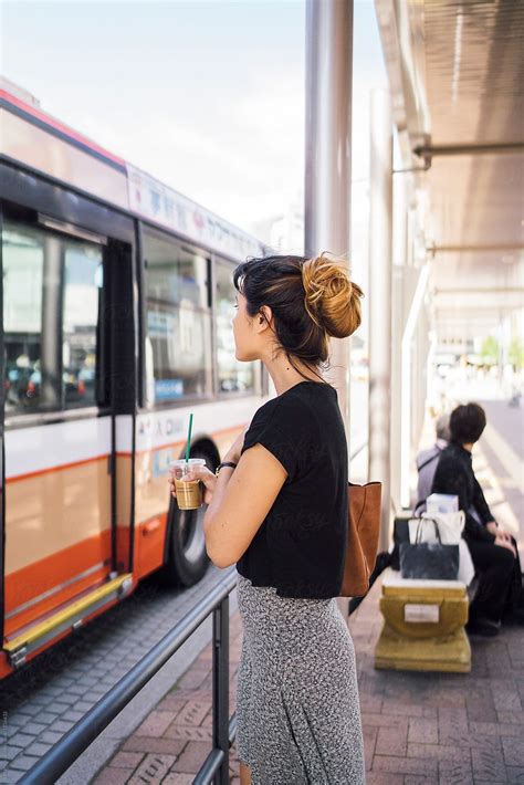Japanese Young Woman At A Bus Stop In Japan Del Colaborador De