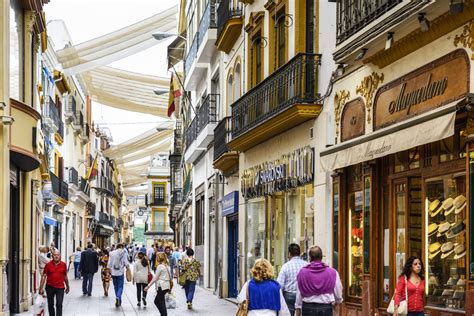 Jahrhundert, das in sevillas altstadt liegt. Städtetrip Sevilla - Lebensfreude in Andalusien | Ana ...