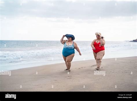 Dicke Frauen Am Strand Stockfotos Und Bilder Kaufen Alamy