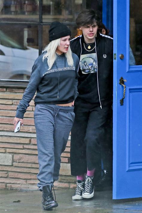Halsey, who has tweeted in 2012, 2013, and 2014 about her crush on evan peters, was spotted on what looked like a date with him at six flags magic mountain on september 21, 2019. HALSEY and Yungblud Out in Hollywood 02/02/2019 - HawtCelebs