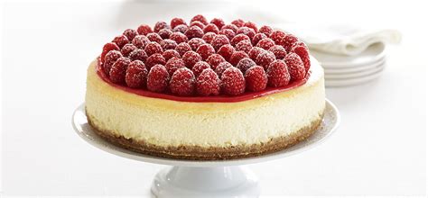 The combination of raspberries and white chocolate is a real dream when it comes to puddings, and it's no different in the form of this cheesecake. White Chocolate Raspberry Cheesecake | Ghirardelli