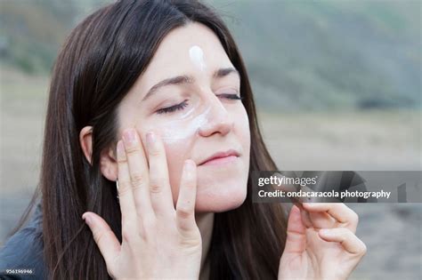 A Girl Spreading Sun Cream Foto De Stock Getty Images