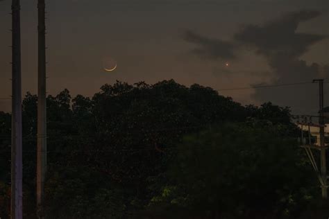 the crescent moon and venus in stunning photos trendradars