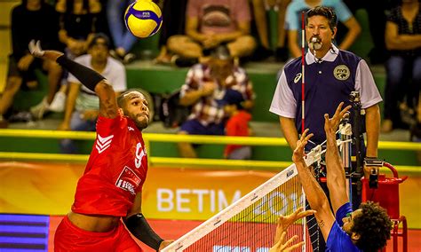 Nascido em cuba, leal é um dos destaques da seleção brasileira de vôlei masculino. Leal fecha set sozinho e Civitanova vence no italiano