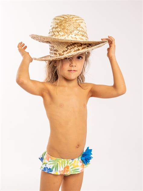 There are 2 culetin for sale on etsy, and they cost 31,05 £ on average. Culetín flores tropical para Niña - Swimwear- Minis Baby&Kids