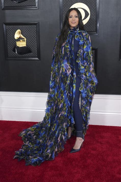 Grammys 2023 Red Carpet Lizzo Wows In Orange Doja Cat Dons Black
