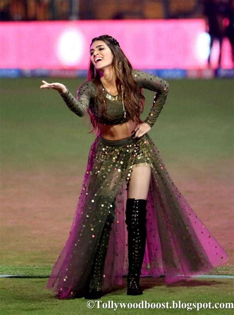 beautiful indian tv model kriti sanon dancing photos at ipl opening beautiful bollywood