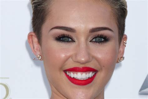 Collection Of Miley Cyrus Teeth Miley Cyrus Sports Giant Veneers With