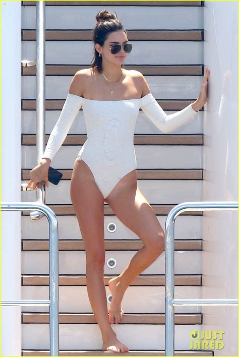 Kendall Jenner Hits The Water For Some Paddle Boarding In Cannes Photo Photo Gallery