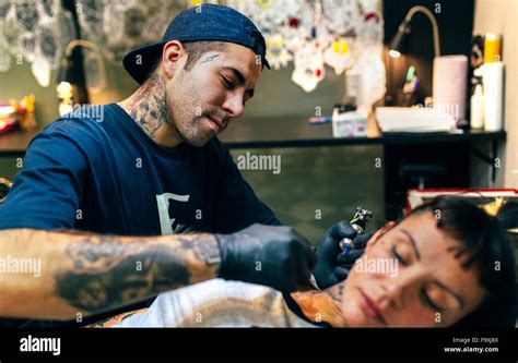 Mujer Recibiendo Tatuaje En Tattoo Studio Fotograf A De Stock Alamy