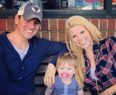 eating for two actress megan hilty is pregnant with her