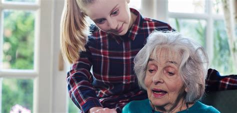 Jako příklad dává odbornice věkovou skupinu starší 85 let, která byla očkována nejdříve, a efekt je na ní proto nejlépe vidět. Seniory bude nově na termín očkování upozorňovat textová zpráva | Týden.cz