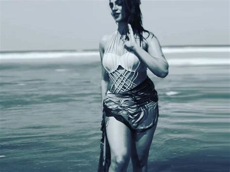 Hotness Alert Bigg Boss 11’s Arshi Khan Sizzles In Bikini The Pictures Go Viral Filmibeat